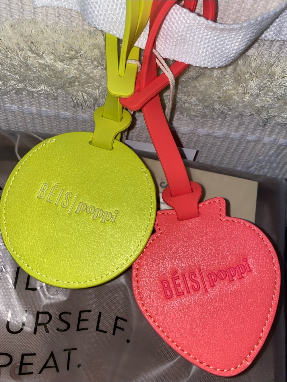 BEIS x Poppi Luggage tag & mirror bag charm - Picture 11 of 14